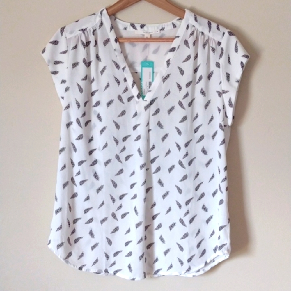NWT fun 2 fun Lillian V-Neck Blouse Off White Feather Pattern Size Medium